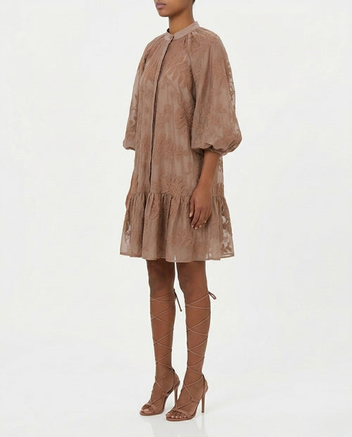 Abito corto ricamato con cintura