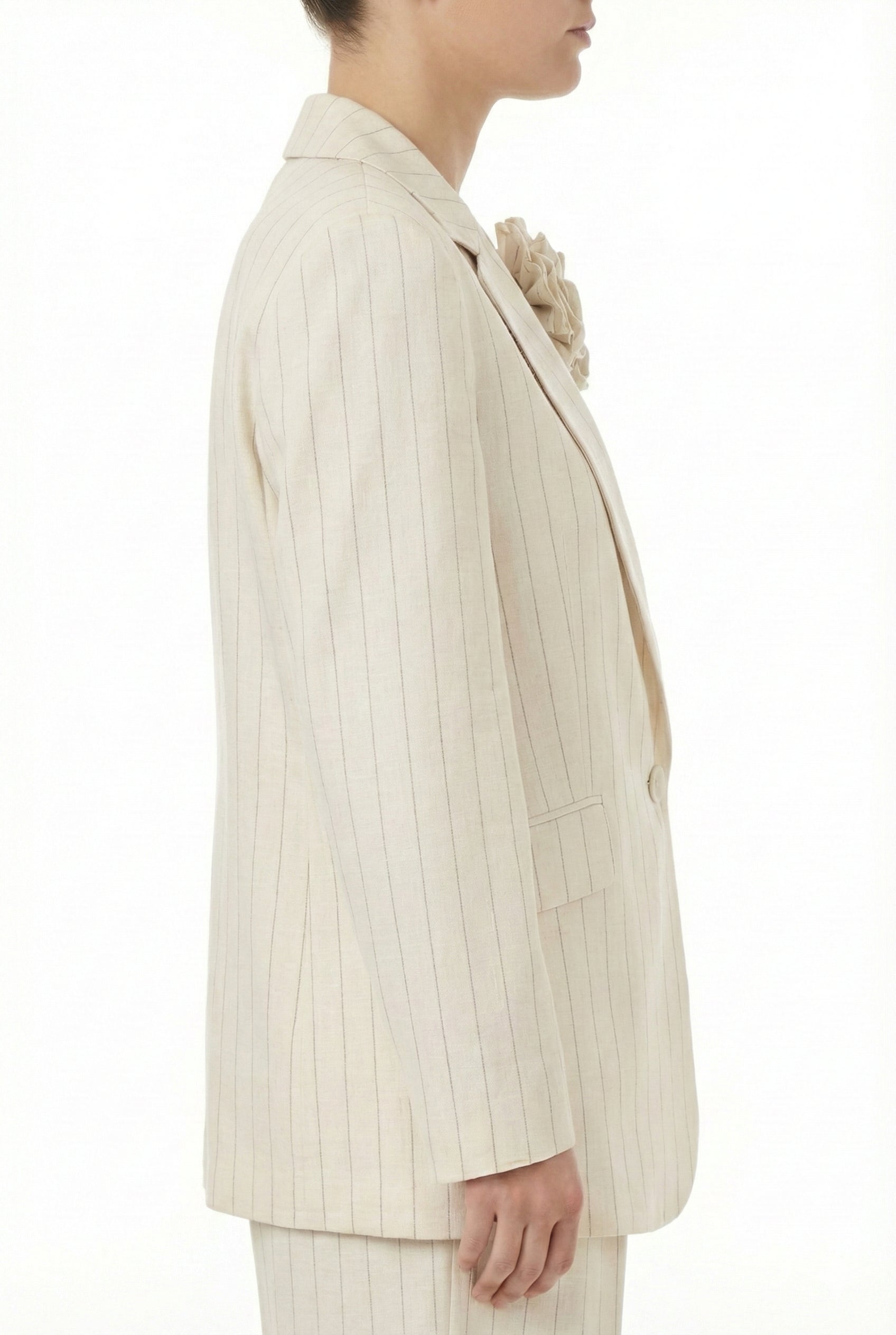 Blazer gessato con spilla fiore