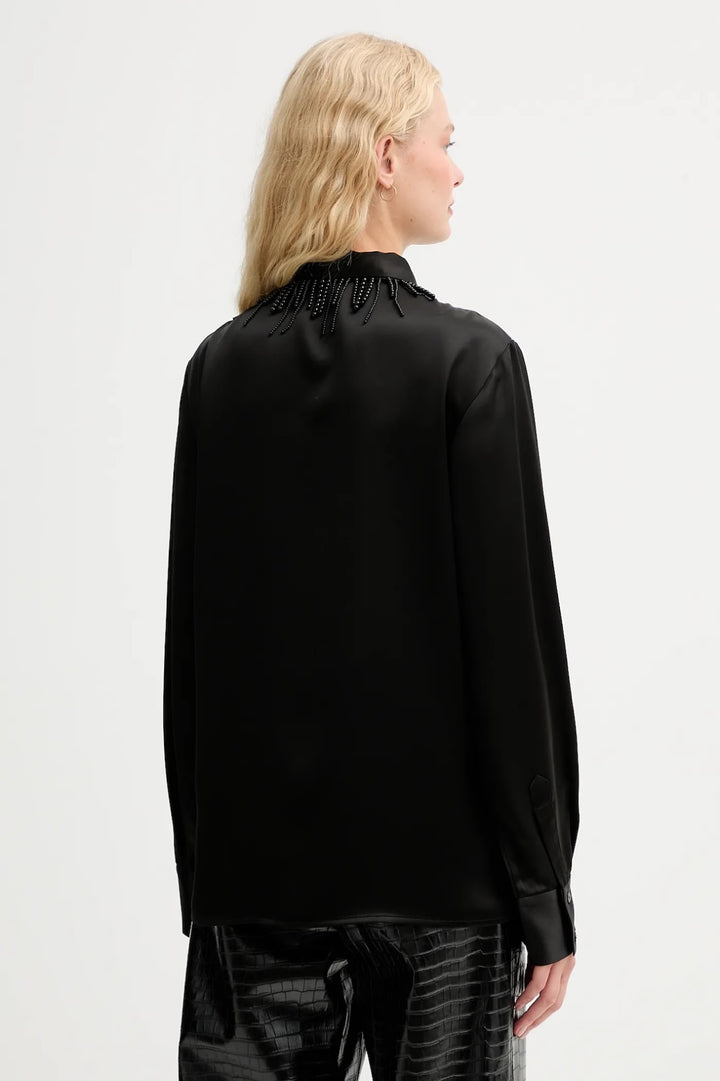 Camicia nera in raso con colletto gioiello