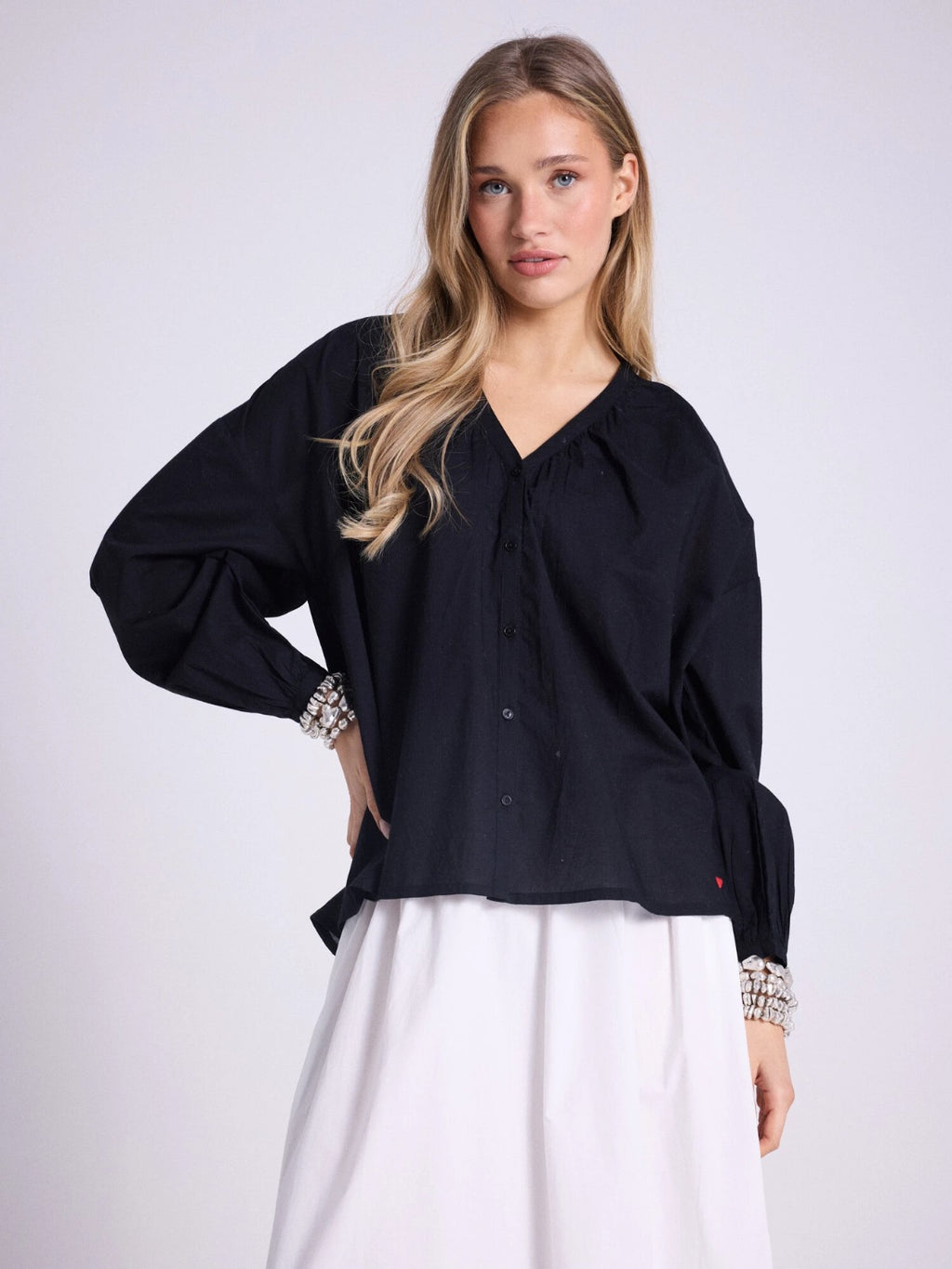 Blusa ascollo a V e maniche a sbuffo