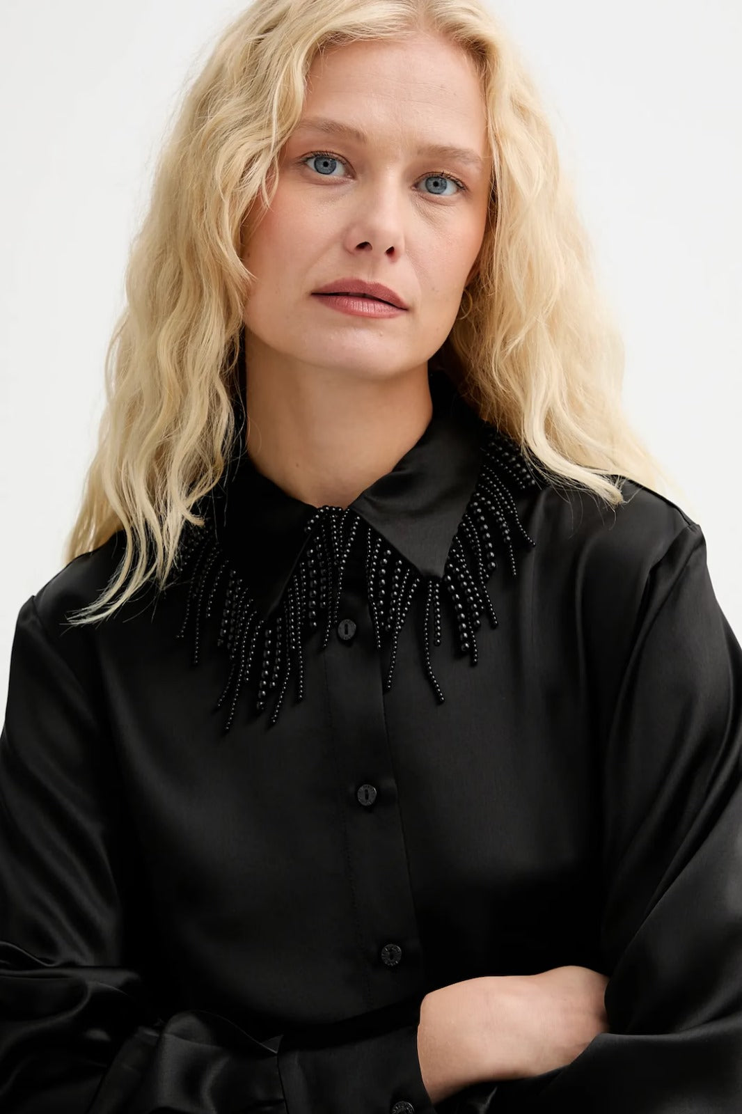 Camicia nera in raso con colletto gioiello