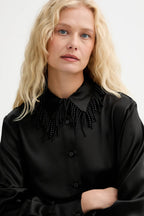 Camicia nera in raso con colletto gioiello