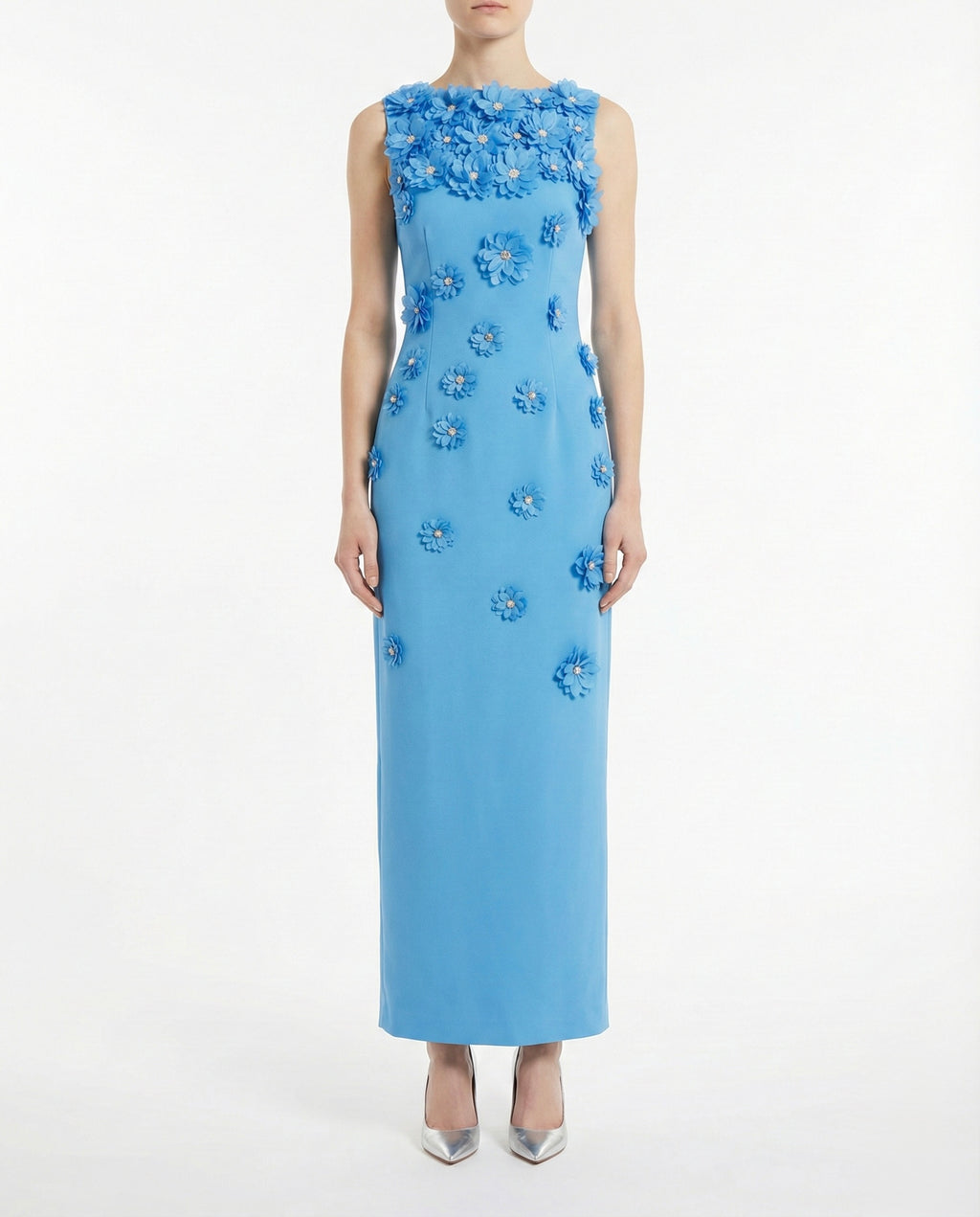 Abito lungo azzurro con fiori applicati
