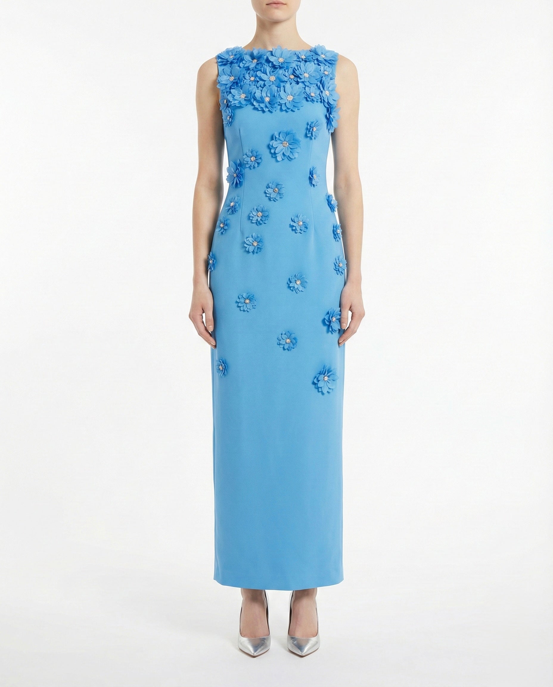 Abito lungo azzurro con fiori applicati