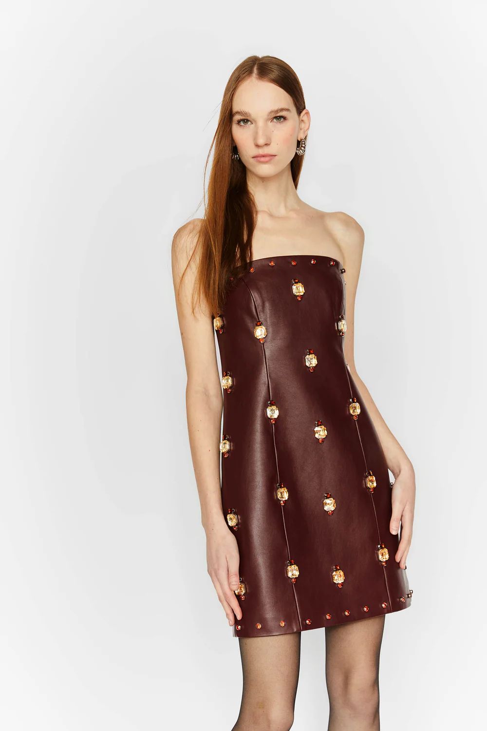 Abito corto in pelle con applicazioni gioiello