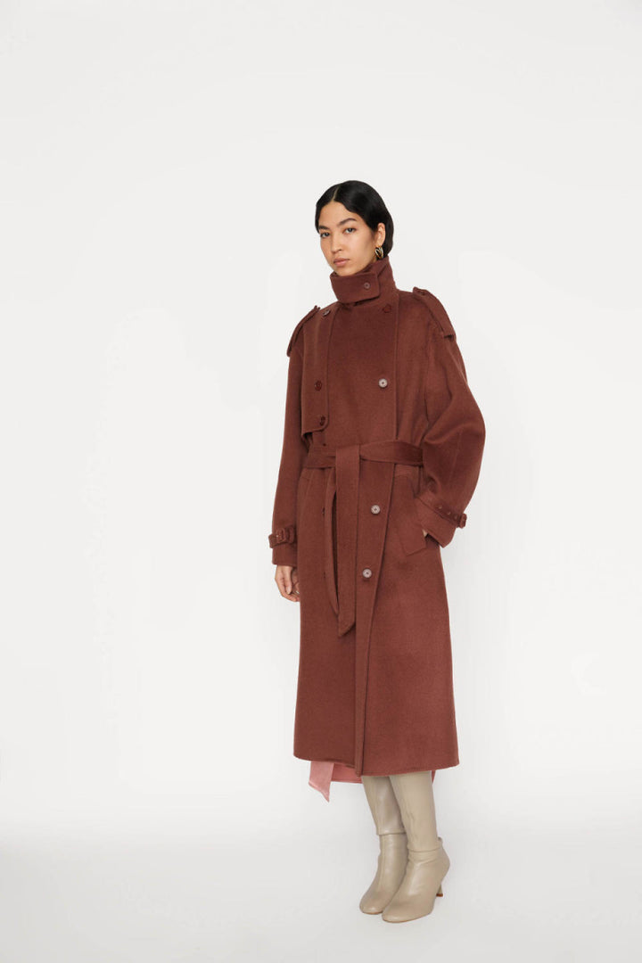 Cappotto lungo con cintura in vita
