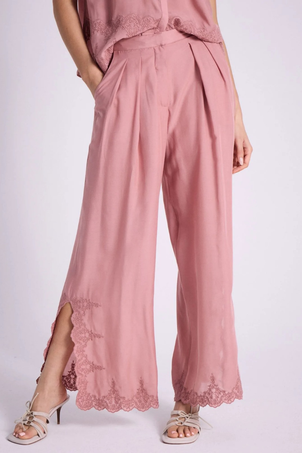 Pantalone ampio con ricamo floreale