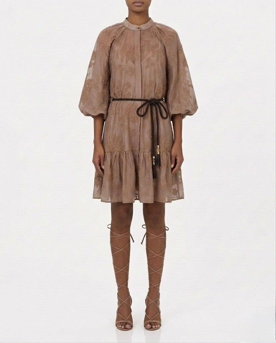 Abito corto ricamato con cintura