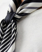 Foulard quadrato fantasia geometrica