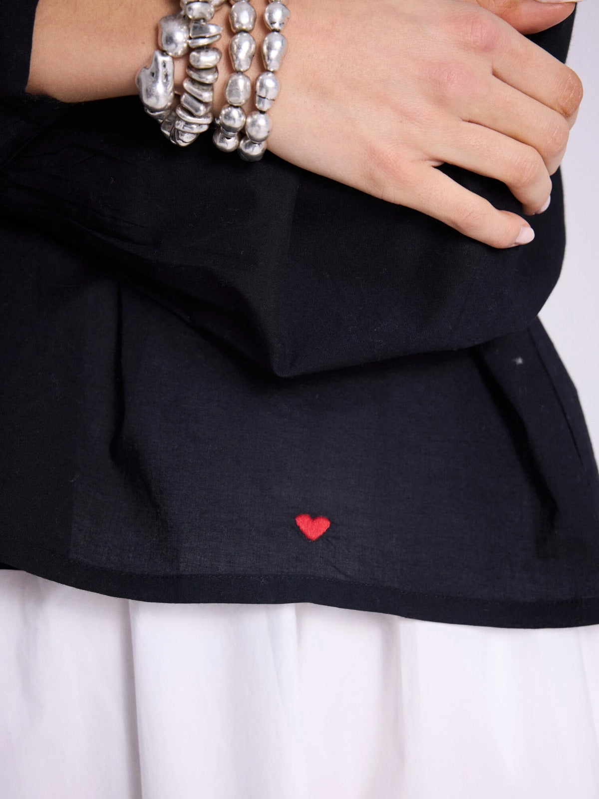 Blusa ascollo a V e maniche a sbuffo