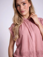 Blusa smanicato con ricamo floreale