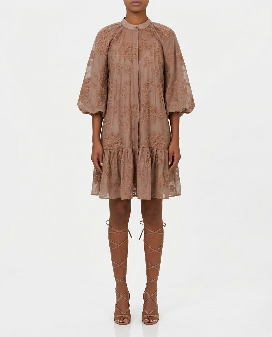 Abito corto ricamato con cintura