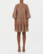 Abito corto ricamato con cintura