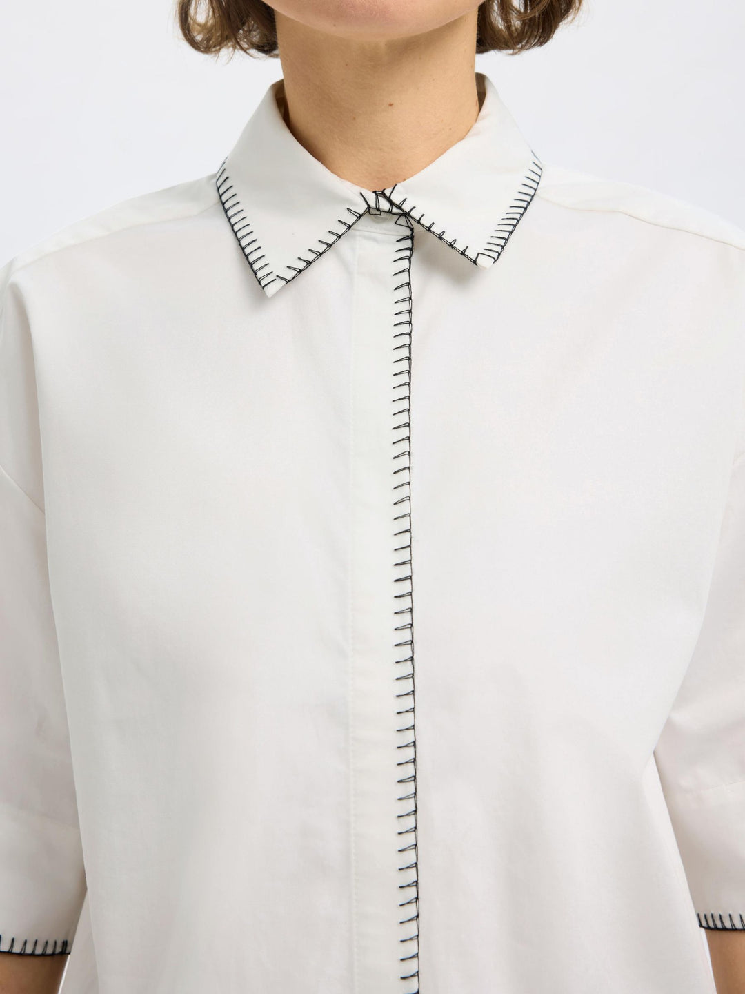 Camicia bianca con dettagli a contrasto