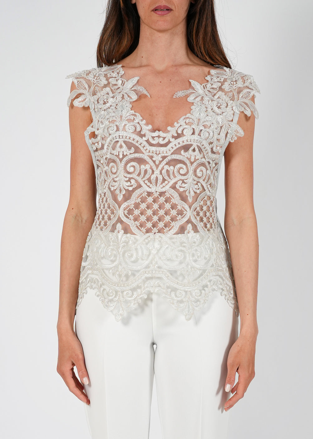 Top in pizzo ricamato e chiusura a fiocco