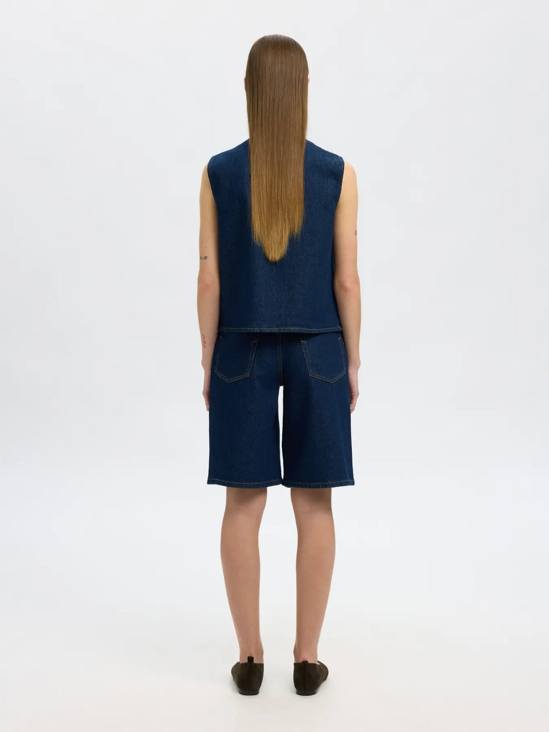 Top smanicato in denim con chiusura asimmetrica