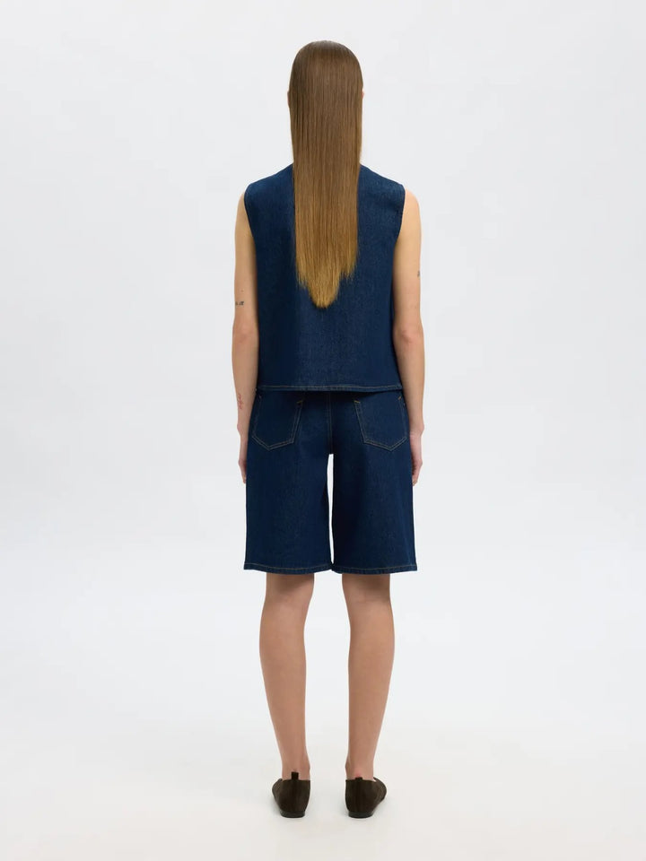 Top smanicato in denim con chiusura asimmetrica