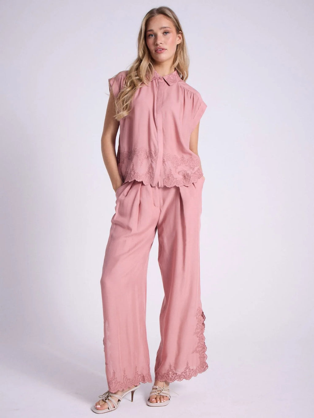 Blusa smanicato con ricamo floreale