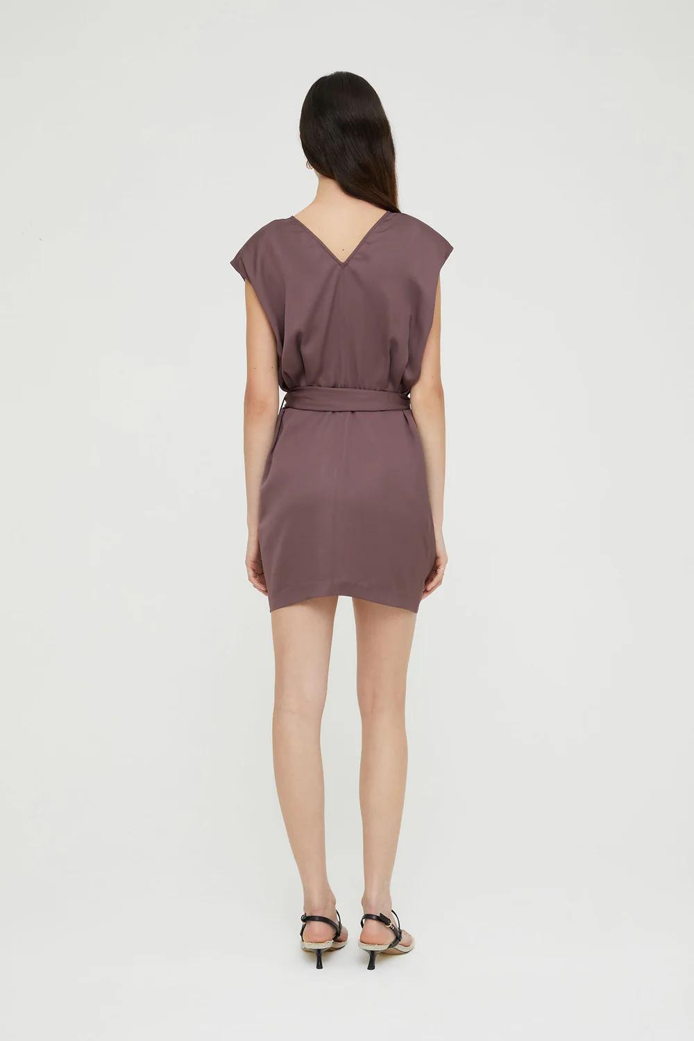 Abito corto con frange e cintura