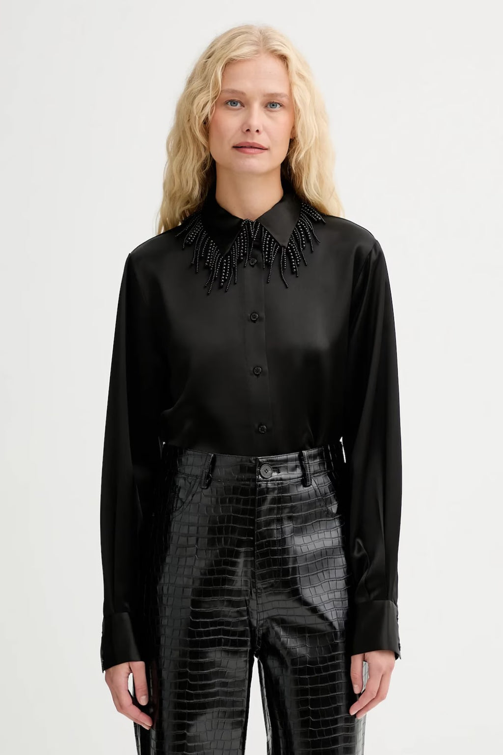 Camicia nera in raso con colletto gioiello