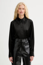 Camicia nera in raso con colletto gioiello