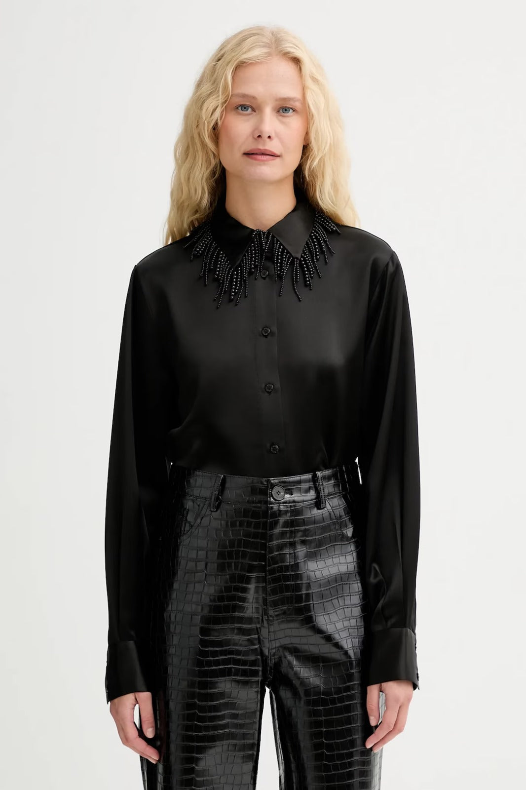 Camicia nera in raso con colletto gioiello