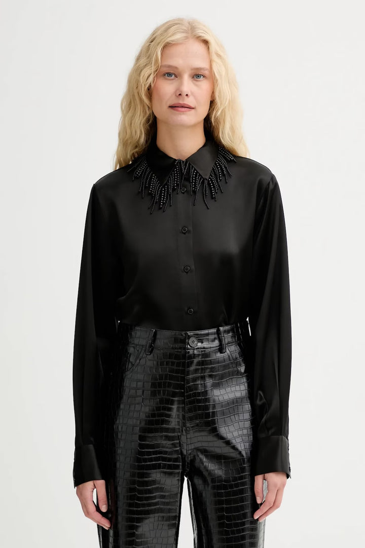 Camicia nera in raso con colletto gioiello