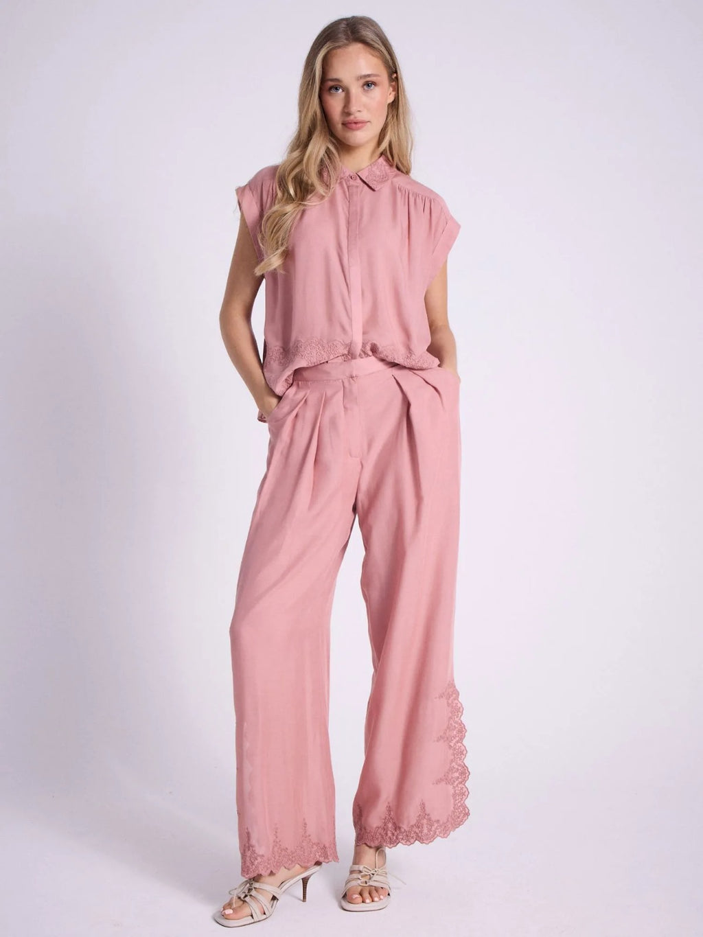 Pantalone ampio con ricamo floreale