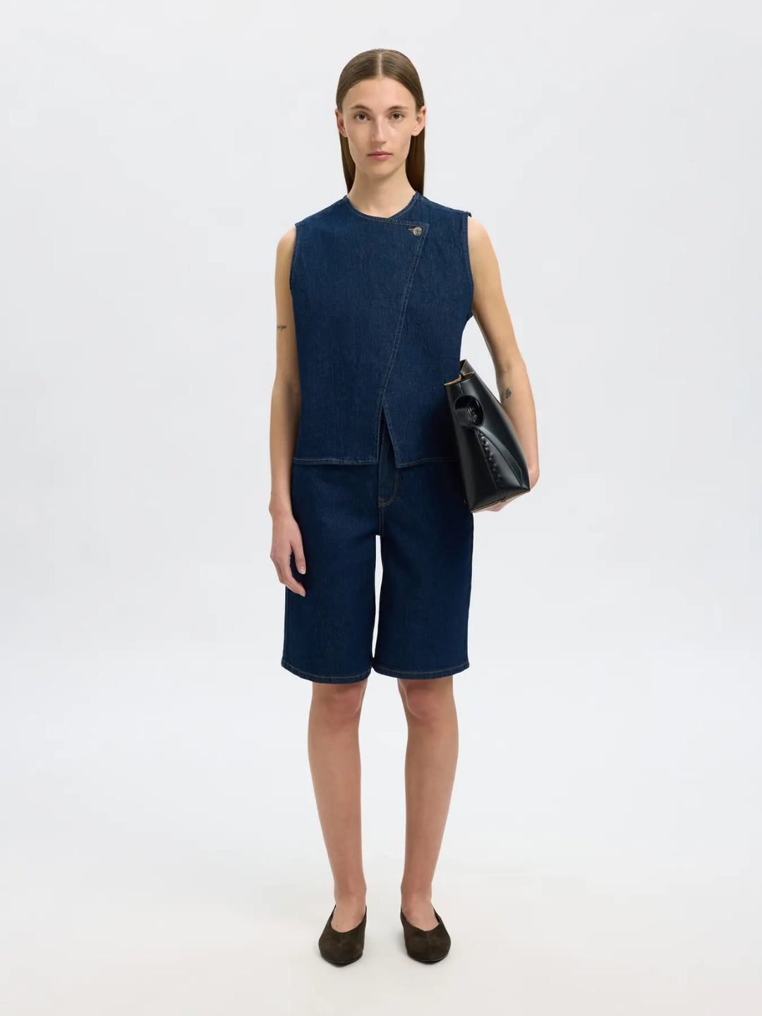 Top smanicato in denim con chiusura asimmetrica