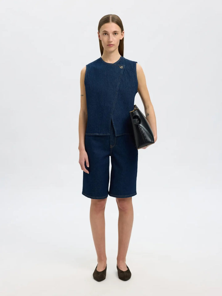 Top smanicato in denim con chiusura asimmetrica