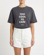 T-shirt stampa “Too Cool To Care”
