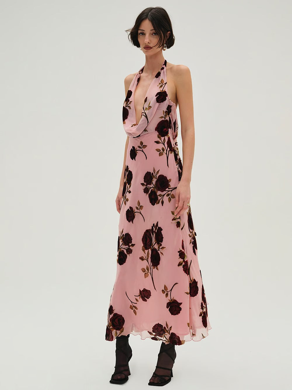 Abito lungo rosa con rose bordeaux e scollo all’americana