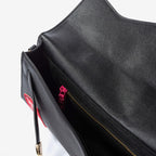 Borsa clutch nera con patch decorative