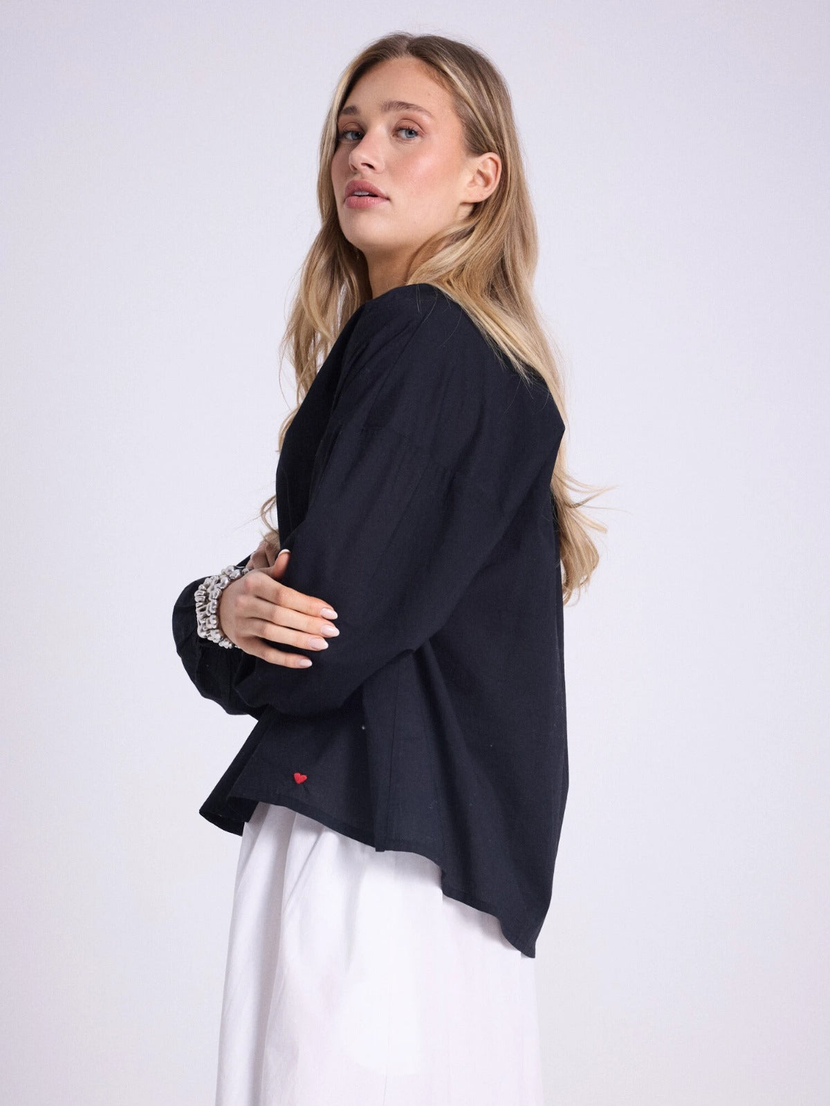 Blusa ascollo a V e maniche a sbuffo