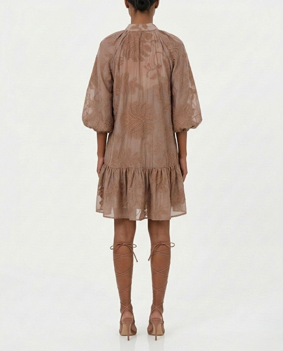 Abito corto ricamato con cintura