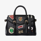 Borsa nera con patch ricamate e tracolla