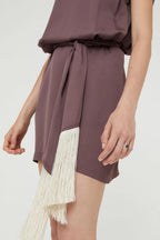 Abito corto con frange e cintura