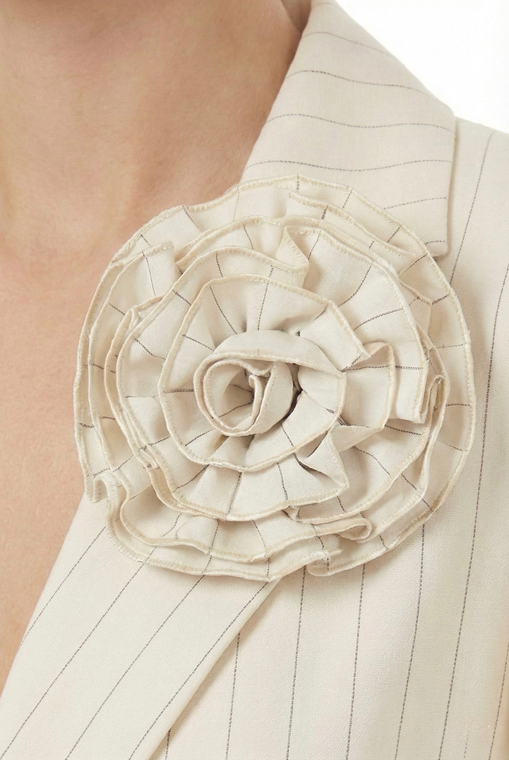 Blazer gessato con spilla fiore