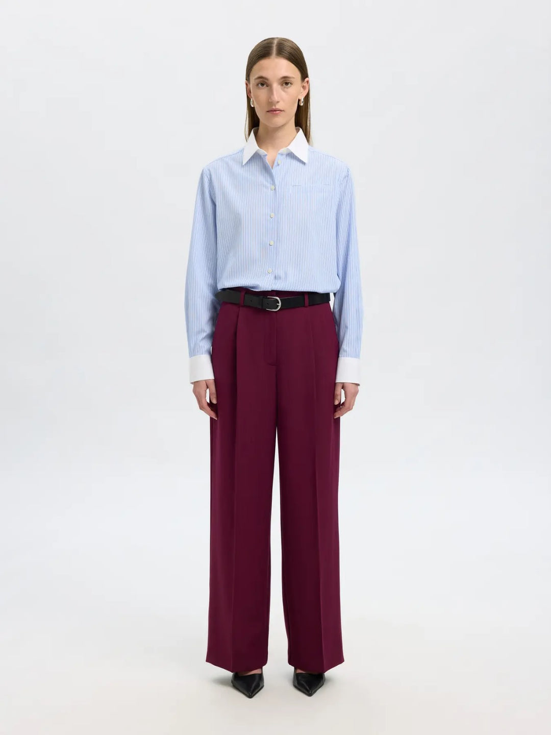 Camicia a righe azzurre con collo e polsini bianchi
