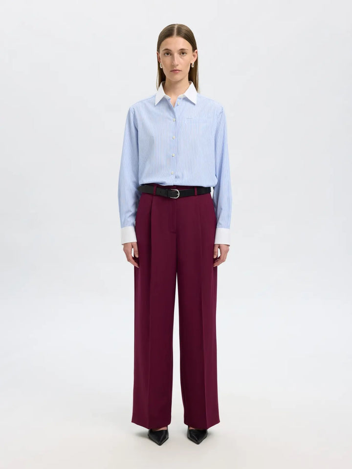 Camicia a righe azzurre con collo e polsini bianchi