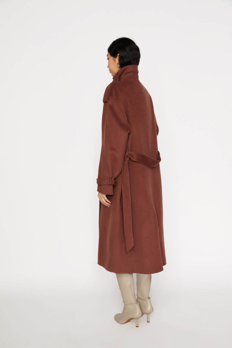 Cappotto lungo con cintura in vita