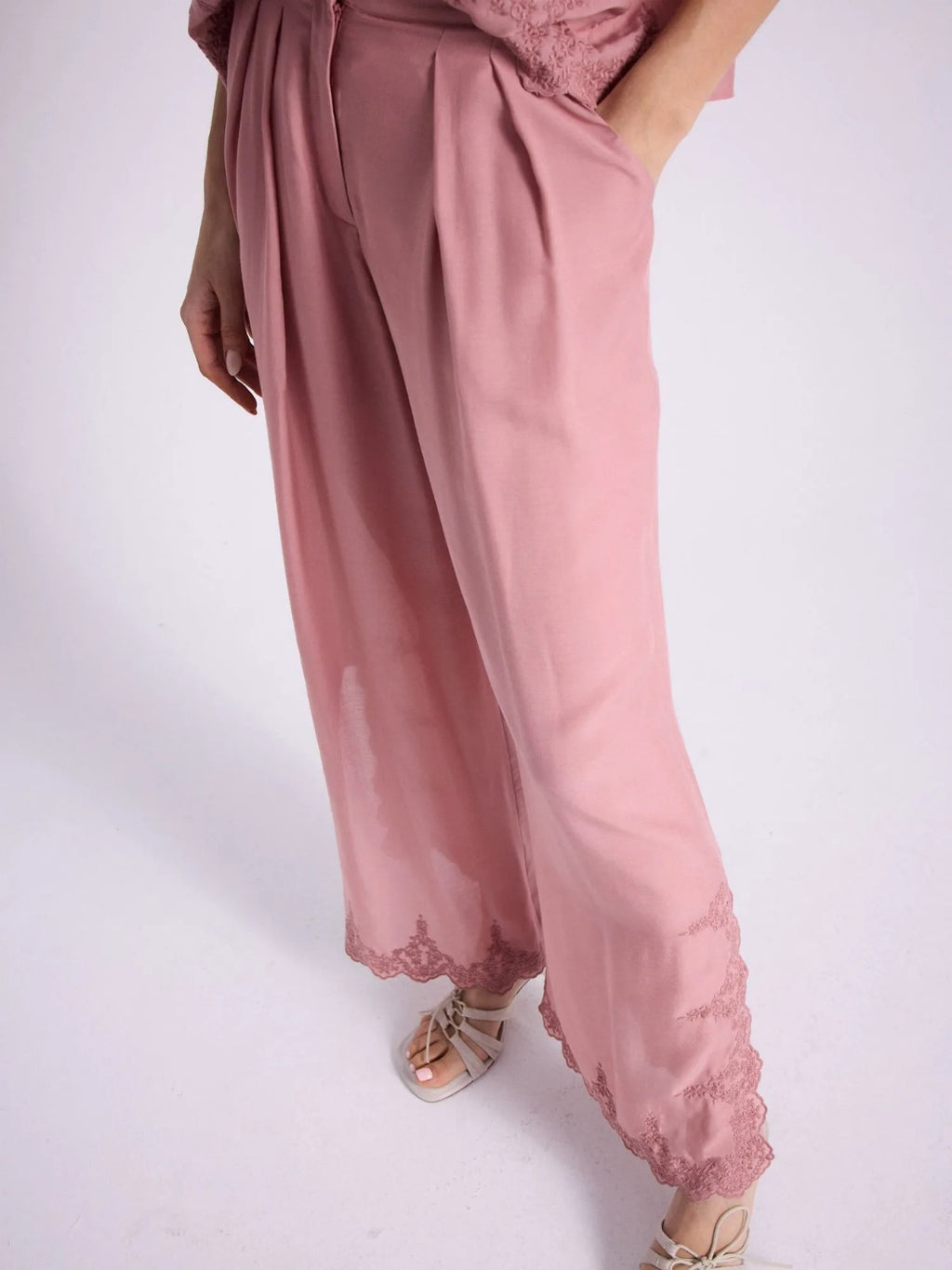 Pantalone ampio con ricamo floreale