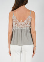 Top in seta con ricami in pizzo