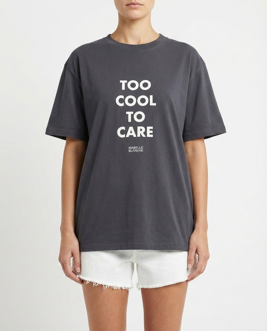 T-shirt stampa “Too Cool To Care”