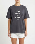 T-shirt stampa “Too Cool To Care”