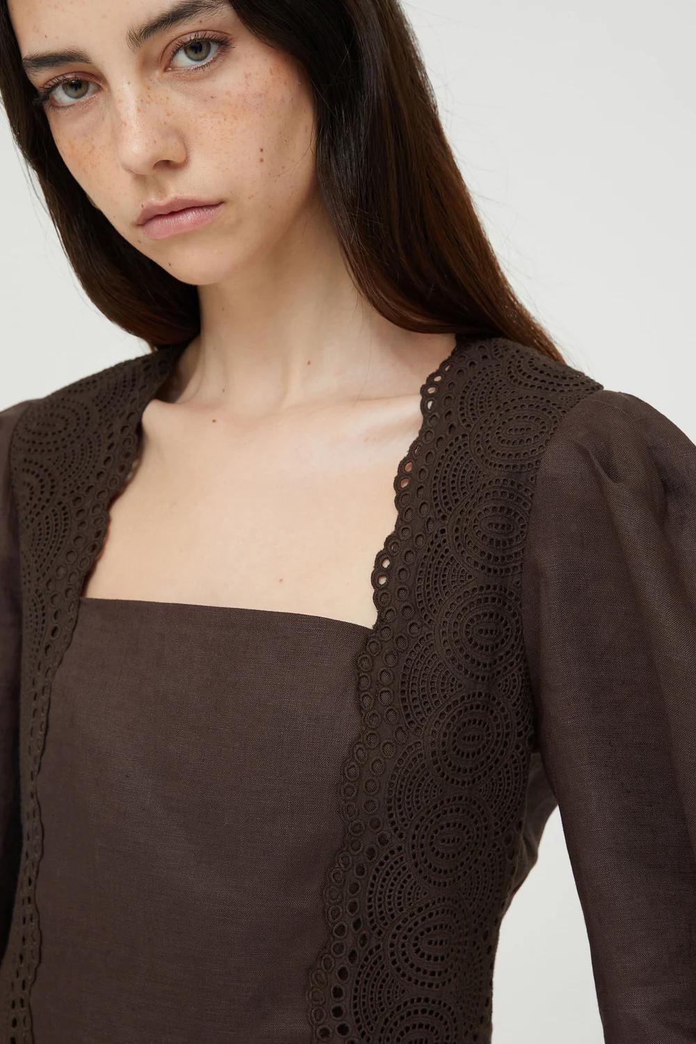 Vestito corto con dettagli traforati