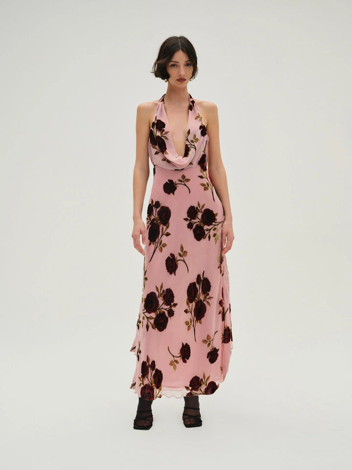 Abito lungo rosa con rose bordeaux e scollo all’americana
