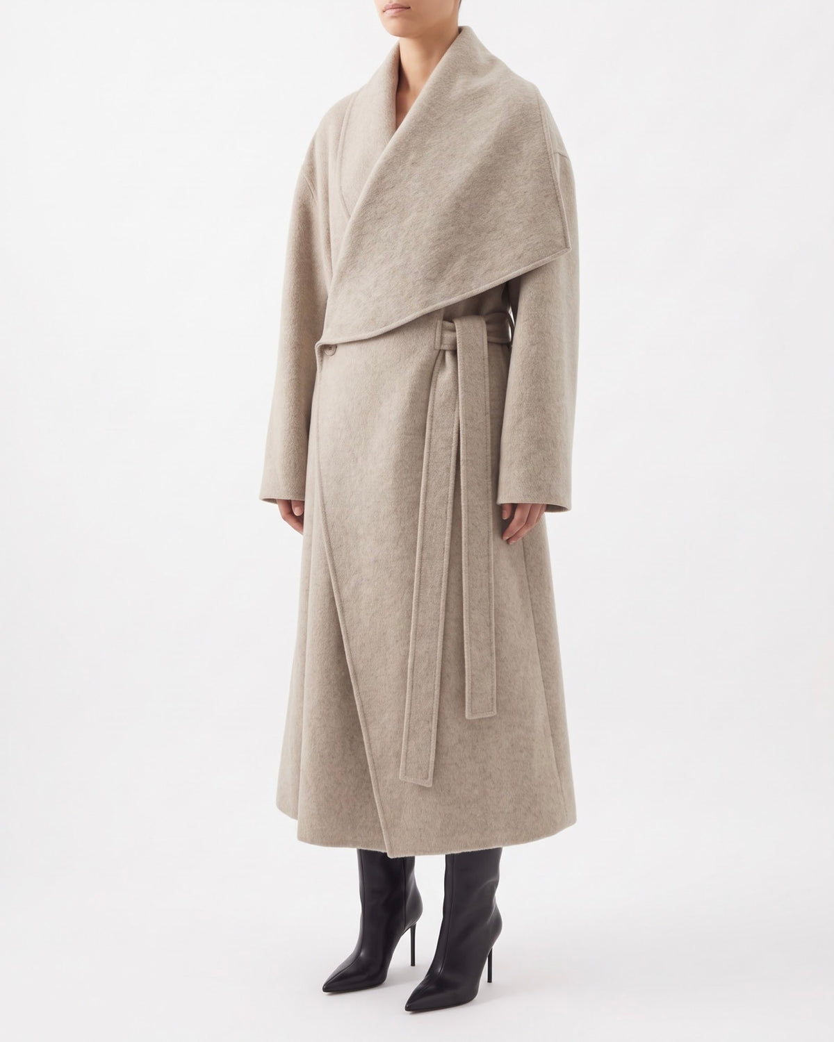 Cappotto Lungo Isabelle Blanche in Lana Double Color beige con Taglio Asimmetrico e Laccio in Vita