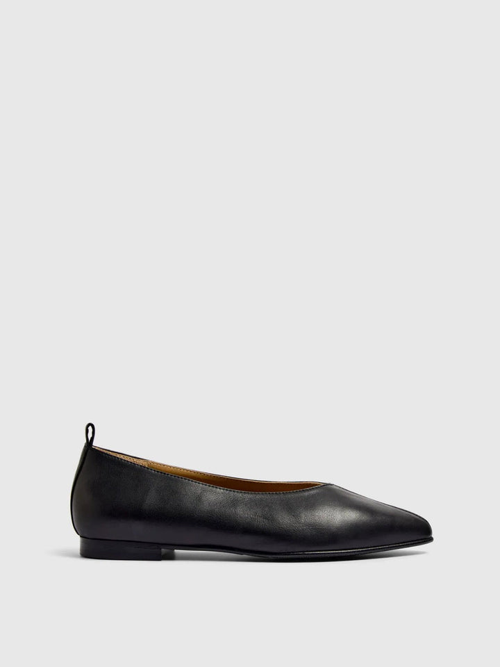 Ballerine nere in pelle a punta