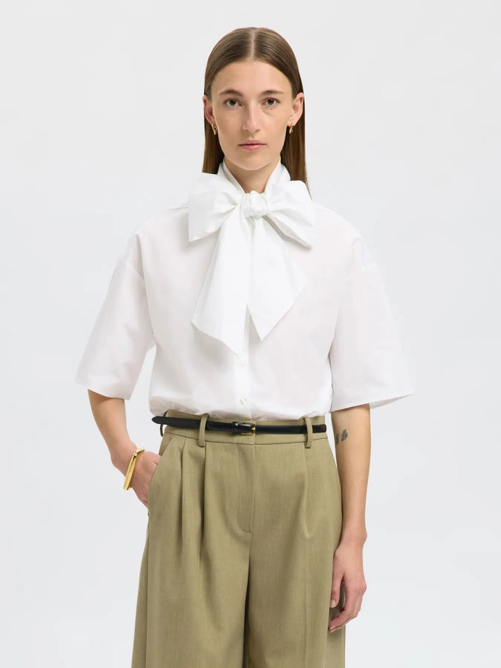Camicia bianca con maxi fiocco